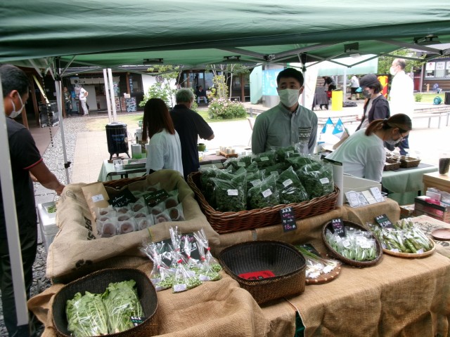 有機野菜や新茶をアピールした「伊豆ブランド」のブース＝函南町塚本の道の駅・伊豆ゲートウェイ函南