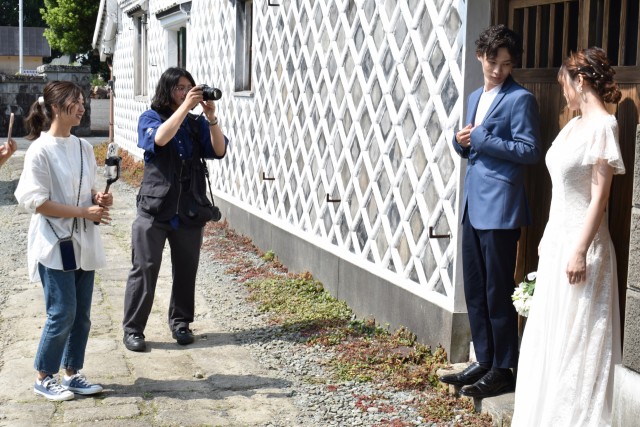 なまこ壁通りで撮影する国井さんと大塚さん（左から順に２人）＝松崎町松崎