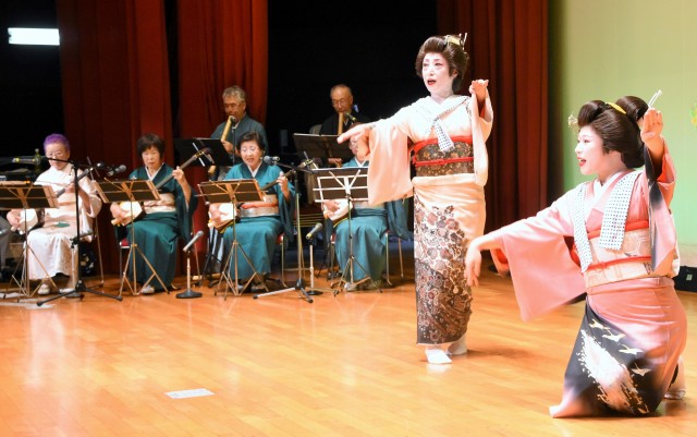芸能祭で華やかな舞を披露する伊豆長岡温泉の芸妓ら＝伊豆市の市民文化ホール