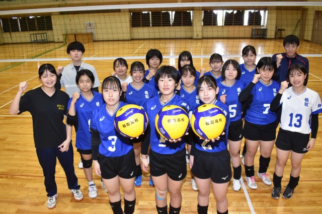 県大会に出場する稲取高女子バレーボール部の部員たち＝東伊豆町の同校