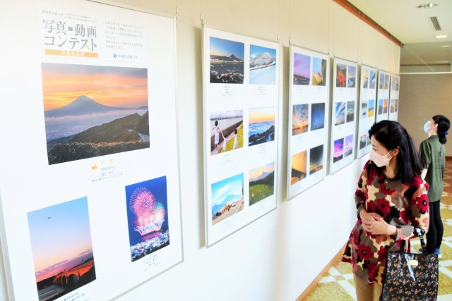 県道路公社が主催するコンテストの受賞作が並ぶ写真展＝伊豆市小立野の生きいきプラザ