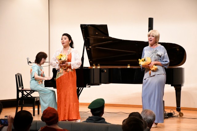 斉藤さんの伴奏でデュエットを披露するエカテリーナさん（右）と藤岡さん（中央）＝伊東市桜木町のひぐらし会館