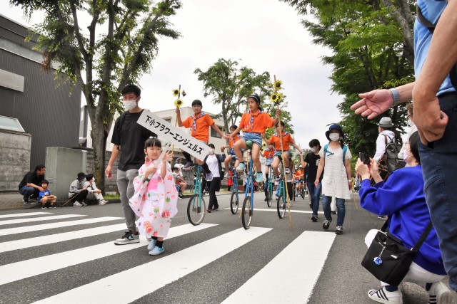 にぎわいパレードで一輪車に乗る子どもたち＝下田市内（２１日）