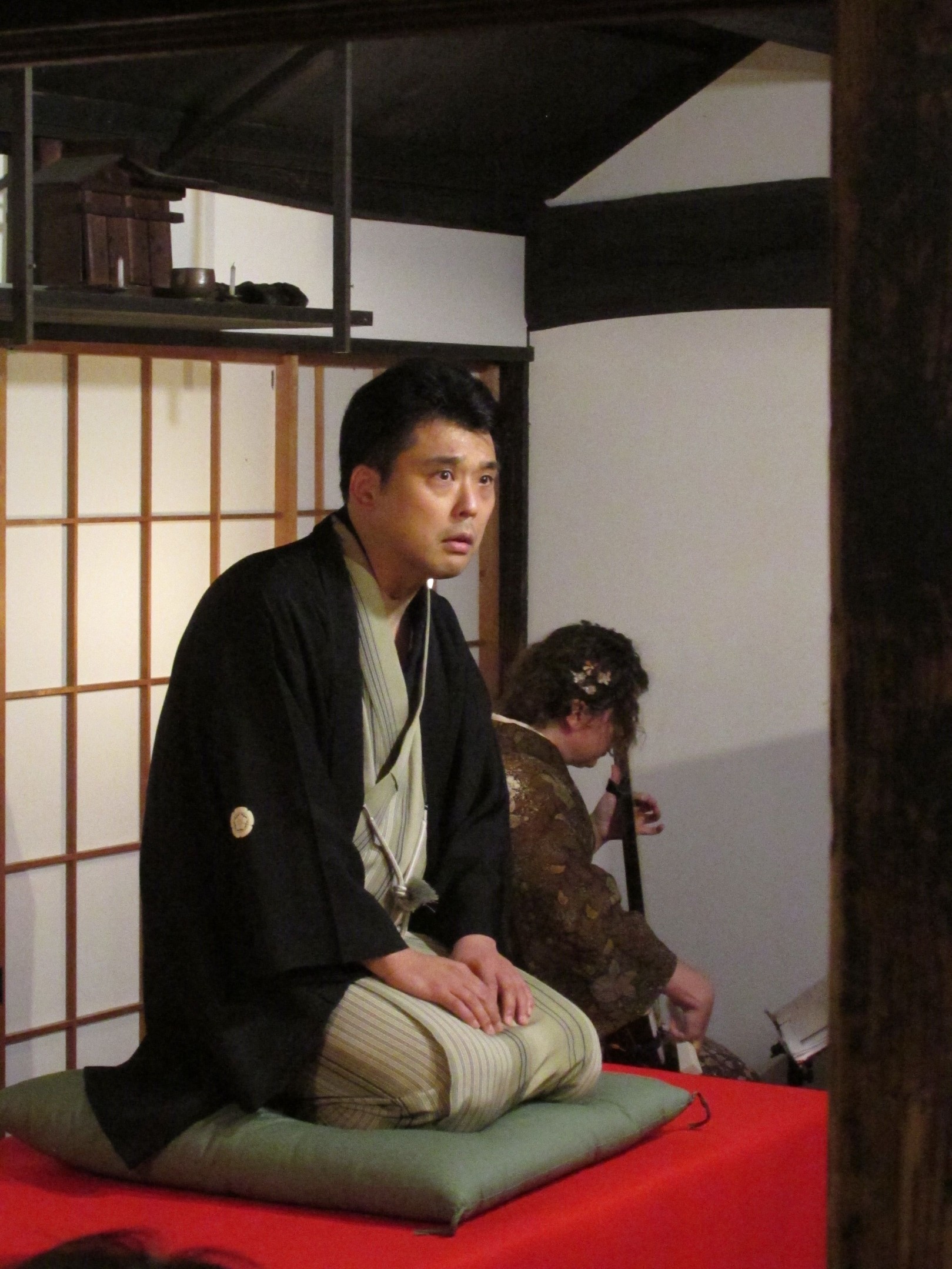 「牡丹灯籠」を演じる昇吉さん（左）とシュムコーさん＝伊豆の国市の知半庵