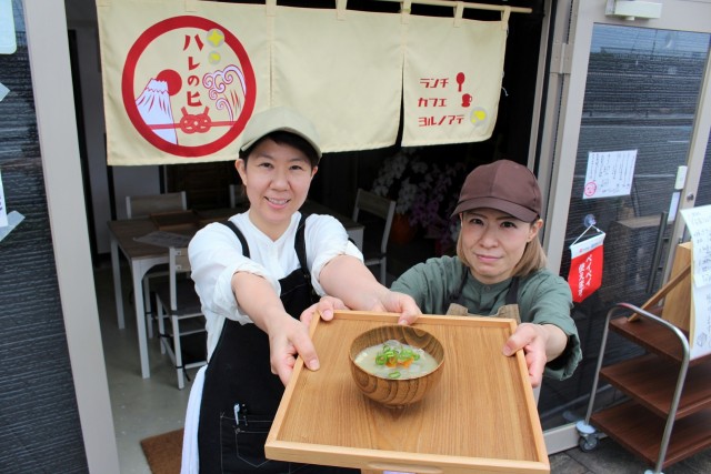 豚汁を看板メニューに夢見た飲食店を開業した山田さん（左）と纐纈さん＝熱海市渚町