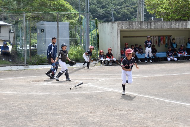 全力でプレーする選手たち＝松崎町総合グラウンド