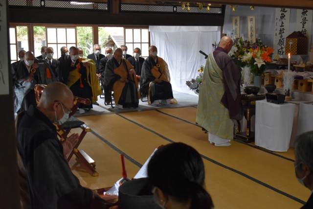 亀井和尚の葬儀に集まった僧侶たち＝西伊豆町田子の円成寺