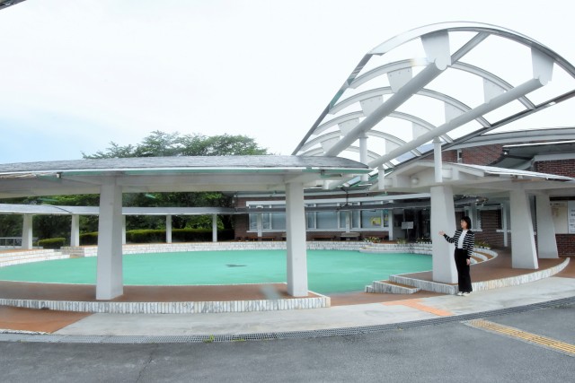 全面的にゴムチップ舗装された円形広場＝伊豆市の修善寺図書館