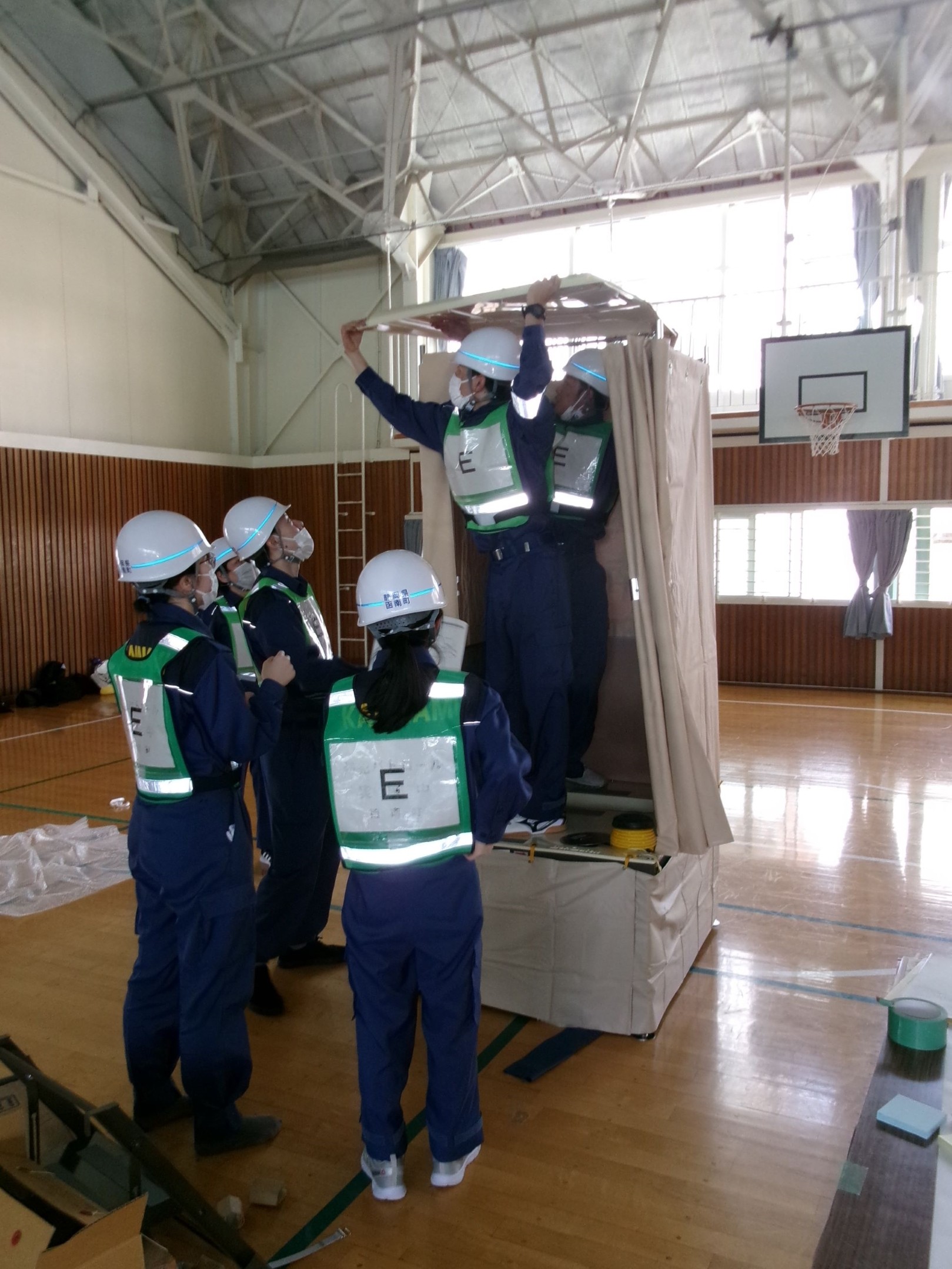 災害用仮設トイレの設営訓練を行う函南町職員たち＝同町の東小体育館