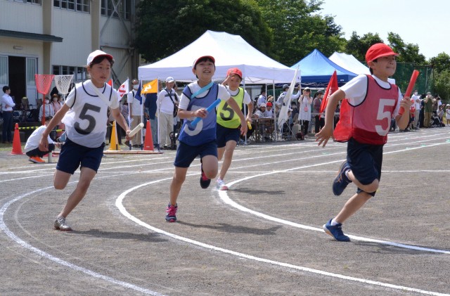運動会のリレーで力走する児童たち＝伊東市の富戸小（２６日）