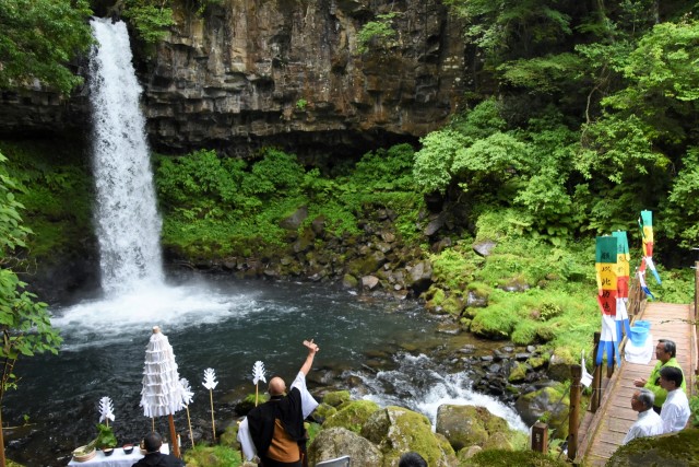 ４年ぶりの「シン萬城の滝まつり」では滝つぼ前で初の「水の恵の感謝祭」が開かれた＝伊豆市地蔵堂（２８日）