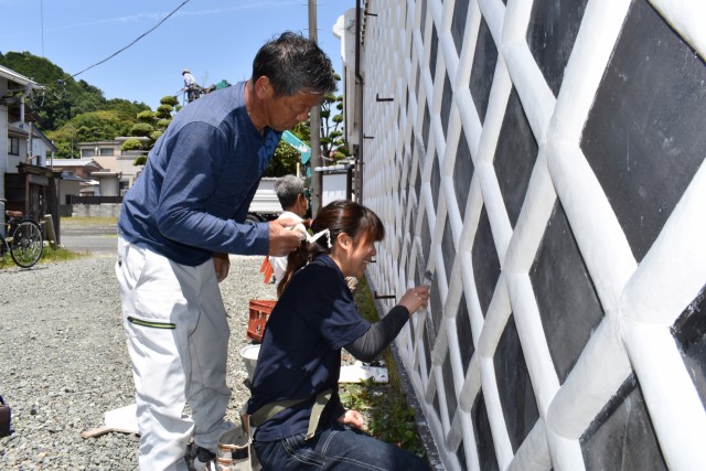 なまこ壁の修繕を体験する若者を指導する職人＝松崎町松崎（２６日）