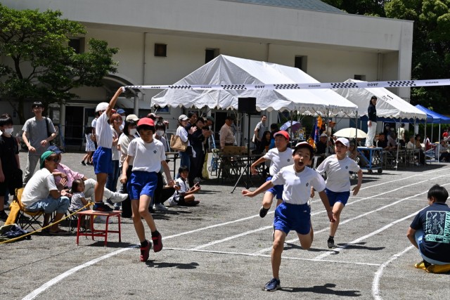 保護者らが見守る中、１００メートルを精いっぱい走り抜く子どもたち＝熱海市の桃山小