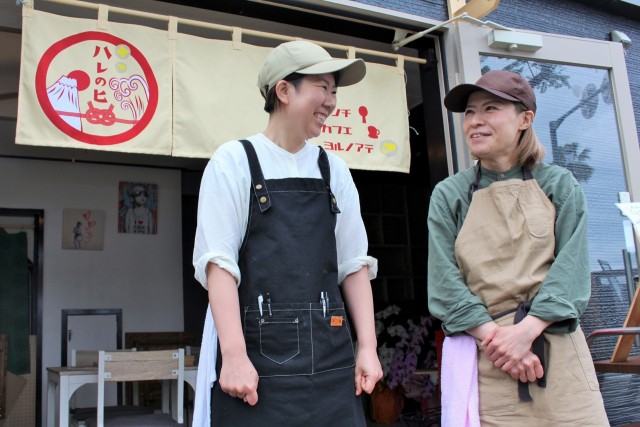 念願の飲食店をオープンし、喜びを語り合う山田美幸さん（左）と纐纈弥生さん＝熱海市渚町（３１日）