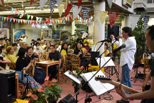 懐かしの音楽を楽しむ参加者＝南伊豆町の下賀茂熱帯植物園