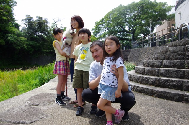 休日は「えん」の保育所長を務める妻・美乃里さん（左から２人目）と３人の子どもたちと過ごす＝伊東市桜木町