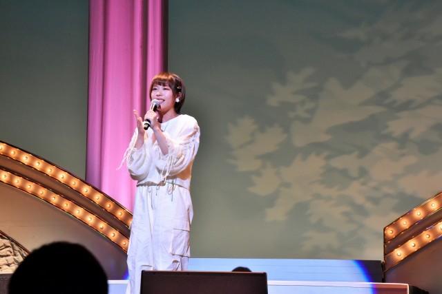 豪華な舞台で自慢の歌声を披露する参加者＝下田市民文化会館