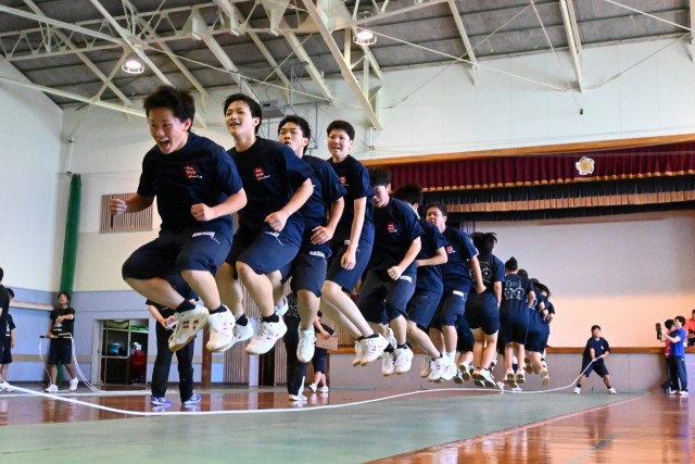 息のそろった掛け声で縄をジャンプする生徒たち＝熱海市の熱海高