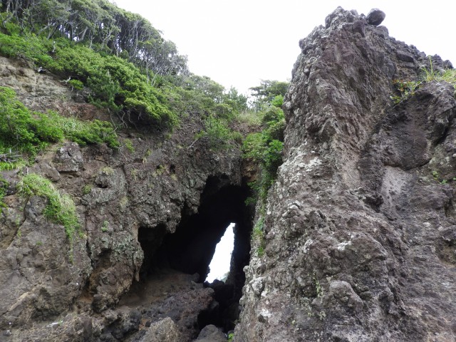 恵比須島と赤崎の間にある「おせき穴」。近くに貴重な真水が山から流れる小川があり、「水尻」の地名も残る
