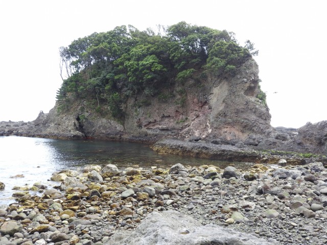 赤崎の磔山。この山上で江戸時代、磔があったといわれ、供養のためか石造物が２基確認できた