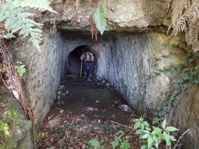 日本海軍が海や空の監視用に造ったとみられる洞窟の入り口。中はかなり深く、敵が攻め入った時に隠れ迎撃する凹みもある