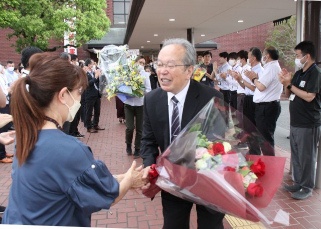 花束を手に庁舎を後にする増田教育長＝伊豆の国市役所