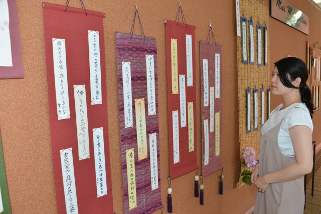４句会の会員３２人が詠んだ俳句が並ぶ展示会＝下田市民文化会館