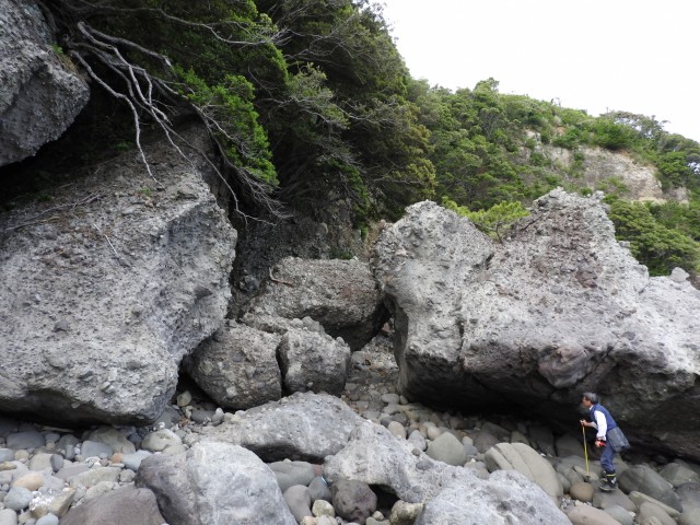 巨岩がごろごろと転がる赤崎近くの中浦。中央に岩が重なり合った穴があり人が通れる