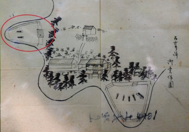 下田開国博物館所蔵の御台場図（現地、説明板）。丸が復元場所で、先端部の方が砲台が多く建物も何棟もある。この真下辺りが洞窟だ