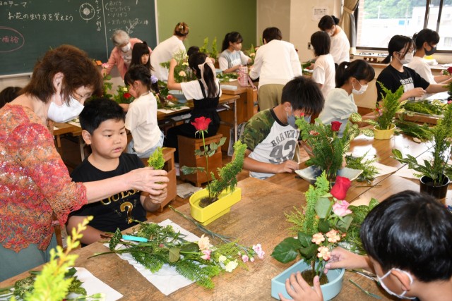 ７種の花木を使って生け花に挑戦する子どもたち＝伊東市生涯学習センター中央会館