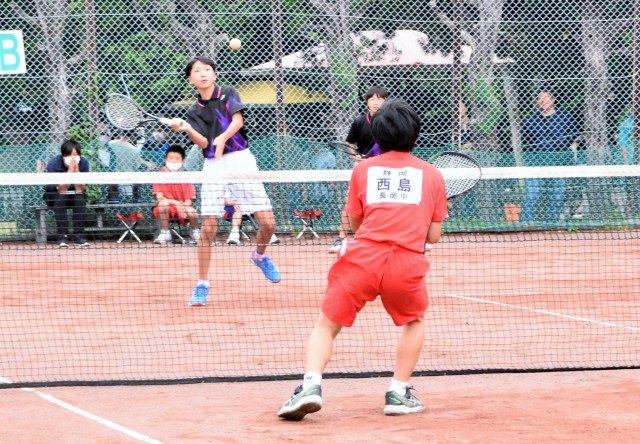 熱戦を繰り広げる中学生＝伊豆の国市の広瀬公園テニスコート