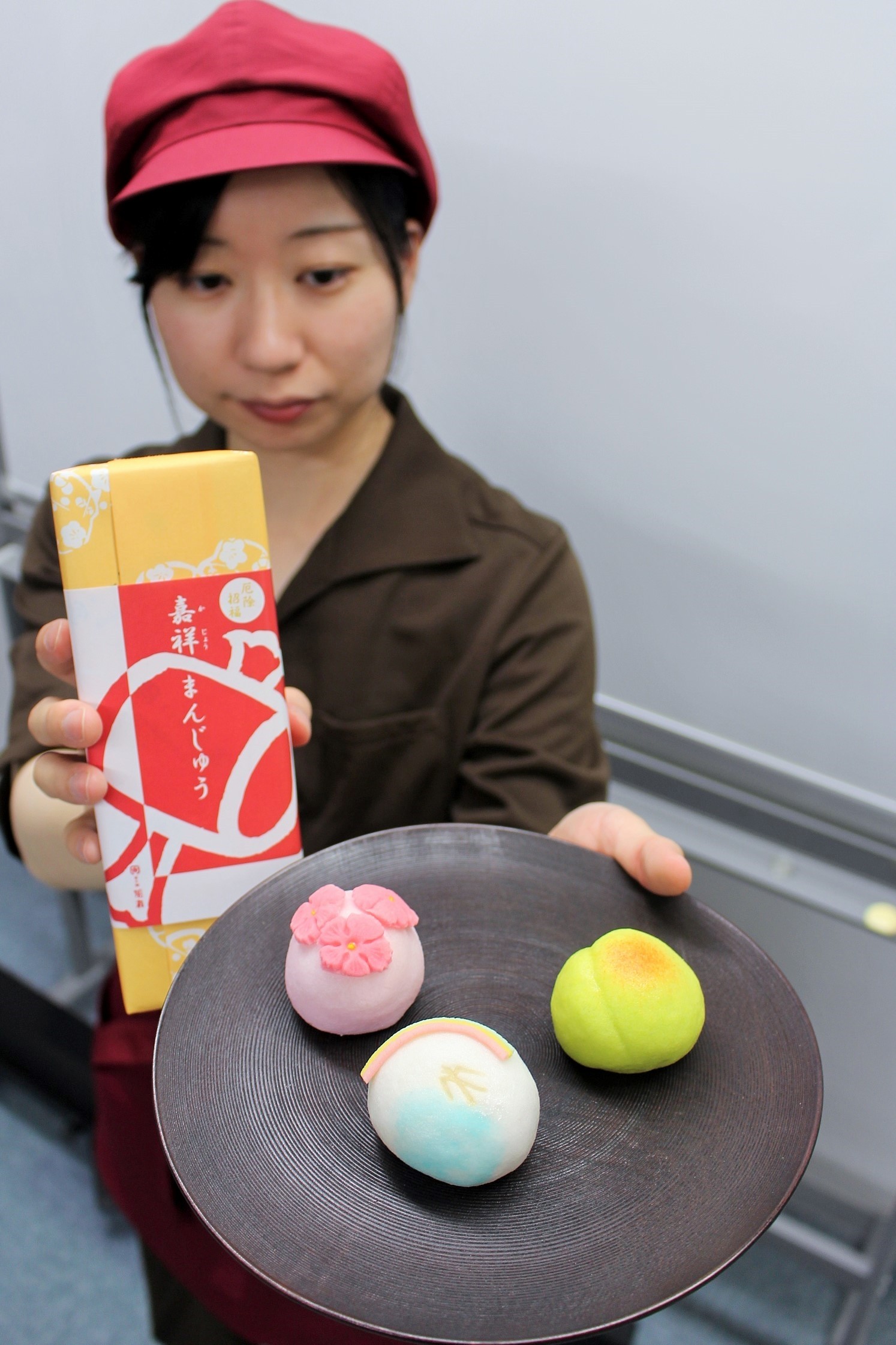 和菓子の日に合わせてセット販売している薯蕷まんじゅう。左から「なでしこ」「希望」「青梅」＝熱海市網代の菓子舗間瀬本店
