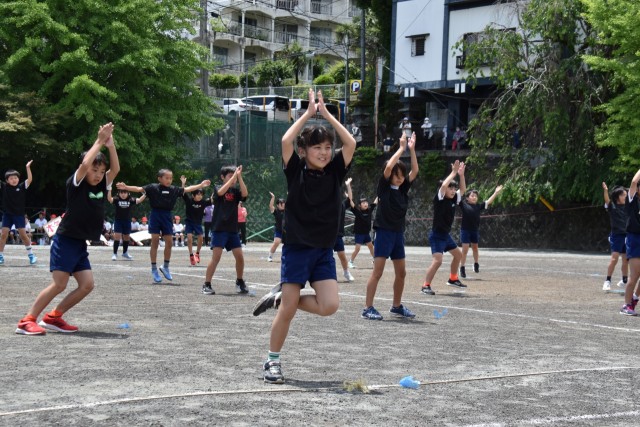 運動会で楽しそうにダンスを披露する児童＝熱海市の第二小グラウンド（４日）