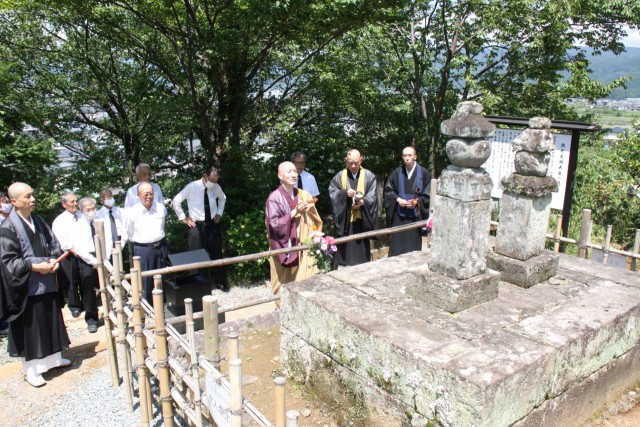 北条義時夫妻の墓前で法要を営む僧侶ら＝伊豆の国市南江間の北條寺