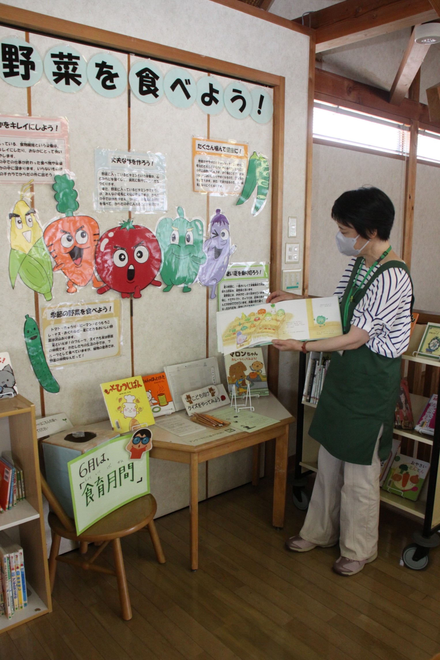 食育月間に合わせて開設された「食育コーナー」＝伊豆の国市立韮山図書館