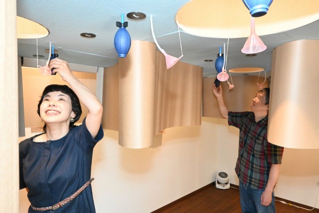 「香りの迷路」を紹介する須田さん（左）と友田さん＝伊東市八幡野のギャラリー森の小屋