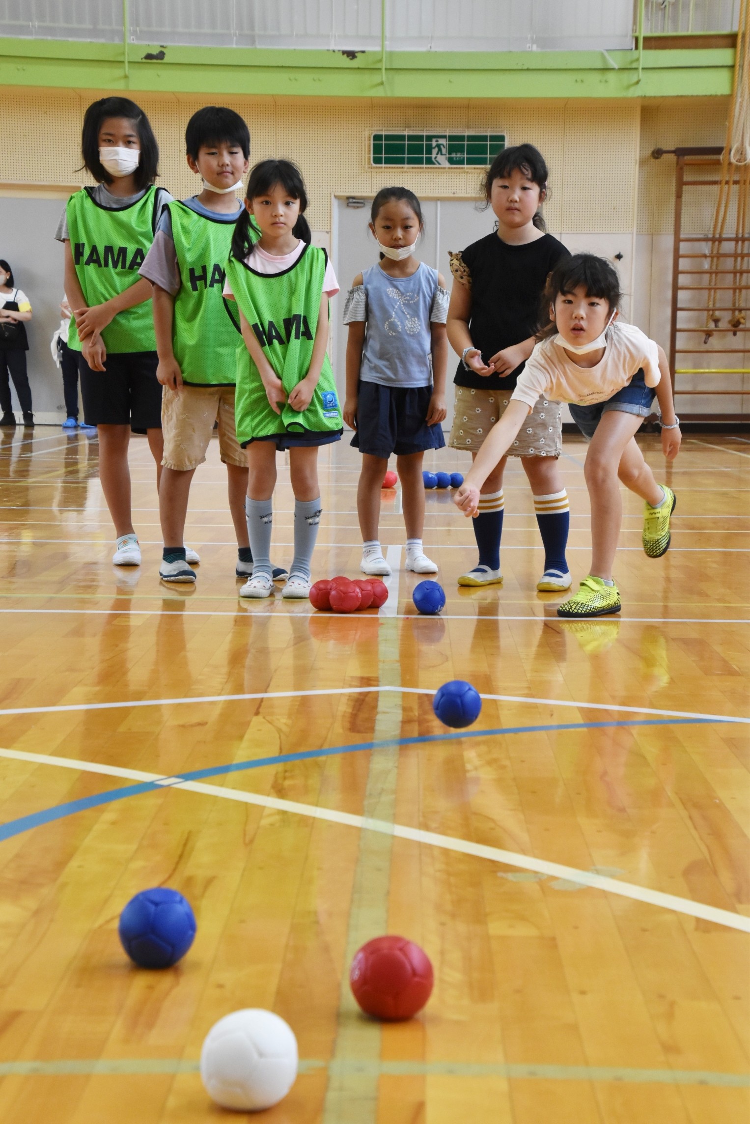球技大会でボッチャを楽しむ子どもたち＝河津町の河津小体育館（１０日）