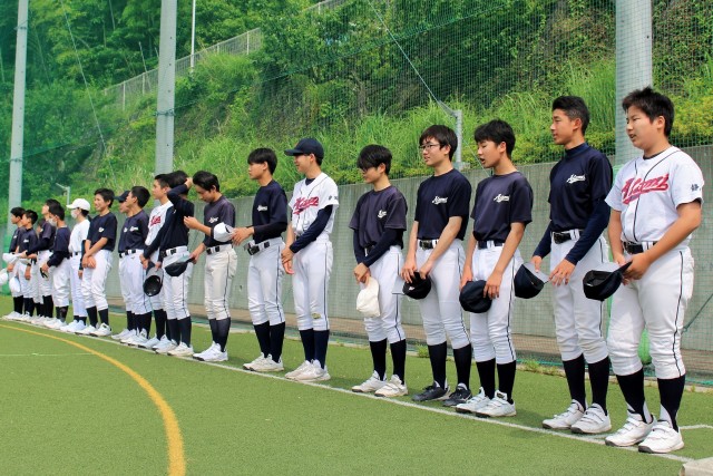 熱海市内全中学対象の合同野球チームが立ち上がり、初の合同練習を前にグラウンドへあいさつする選手たち＝熱海市の熱海中（１０日）