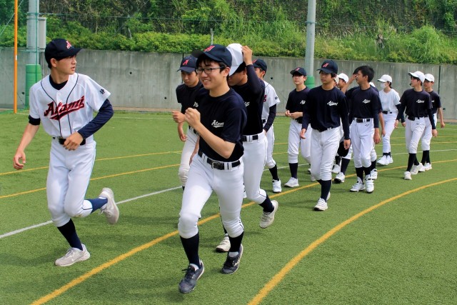 初の練習でランニングをする合同野球チームの選手たち＝熱海市の熱海中（１０日）