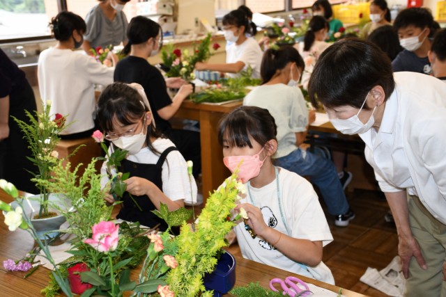 伊東伝統文化を育てる会の教室で生け花に挑戦する子どもたち＝伊東市の生涯学習センター中央会館（１０日）