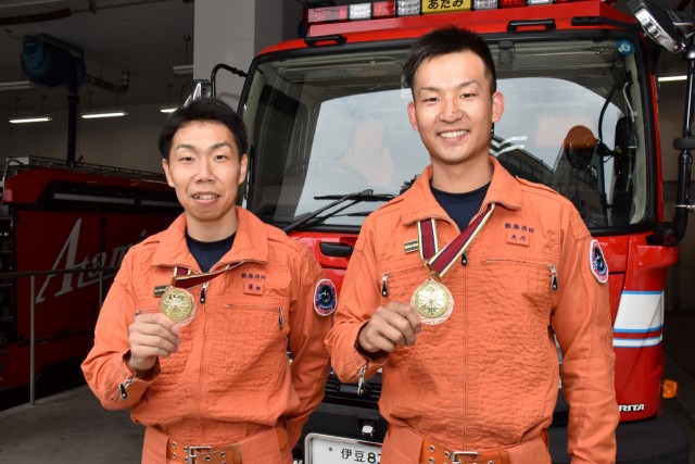 ３位入賞を喜ぶ窪田さん（左）と大川さん＝熱海市消防署