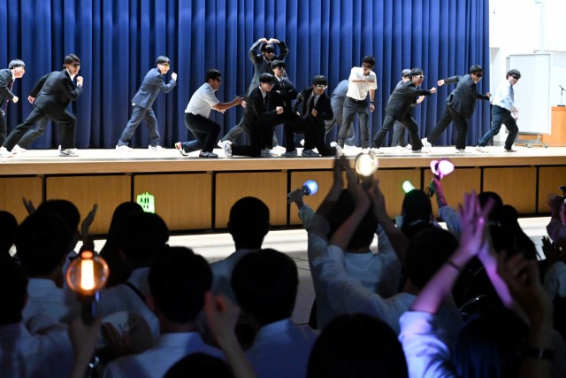 学校祭の開幕を盛り上げた有志生徒らのダンス発表。会場の生徒もペンライトや手拍子で応援した＝伊東市の伊豆伊東高（９日）