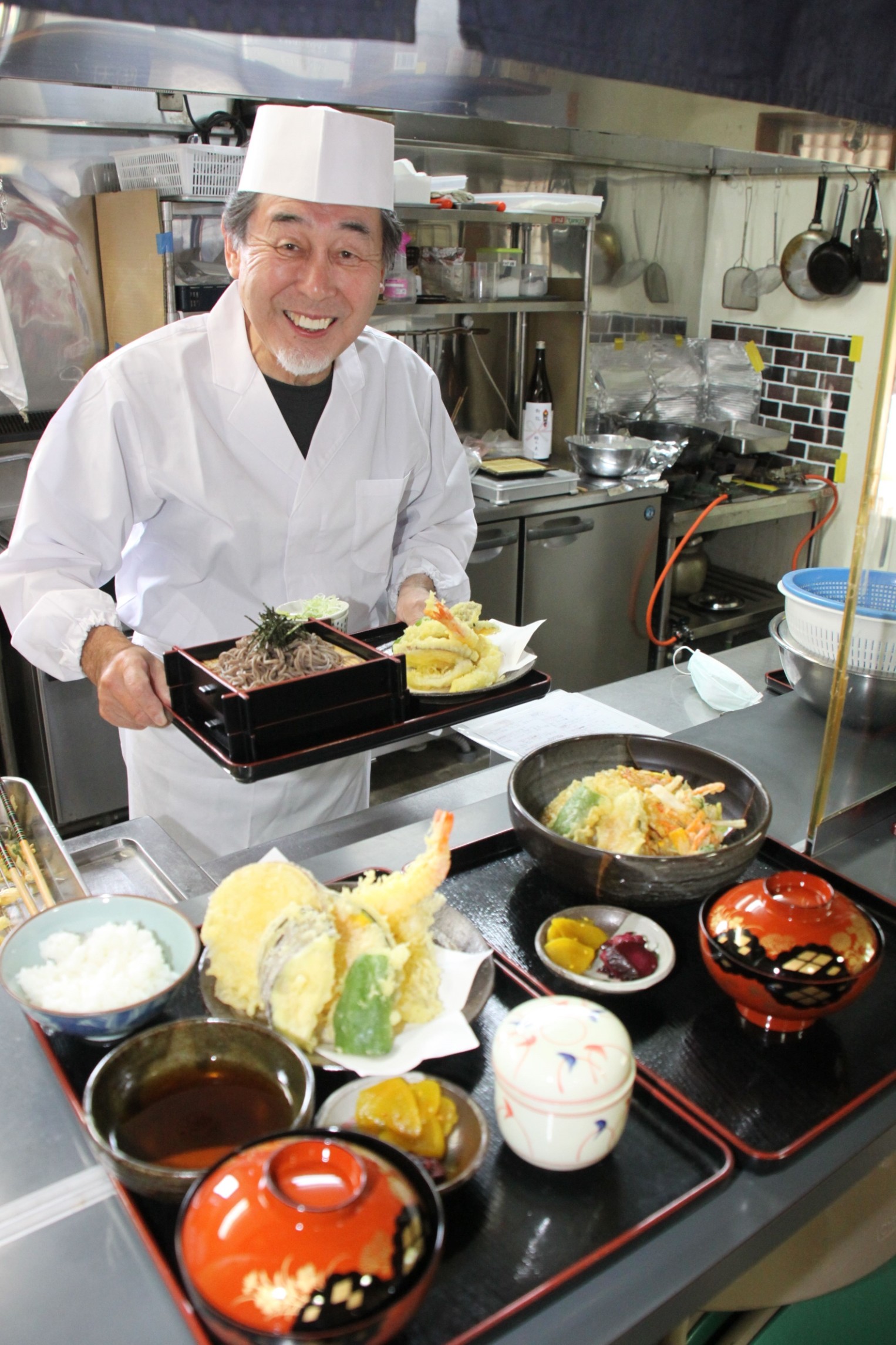 料理を前に語る加藤さん＝伊豆の国市田原野の「まごころ食堂」
