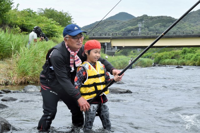 アユの友釣りを体験する児童＝下田市の稲生沢川