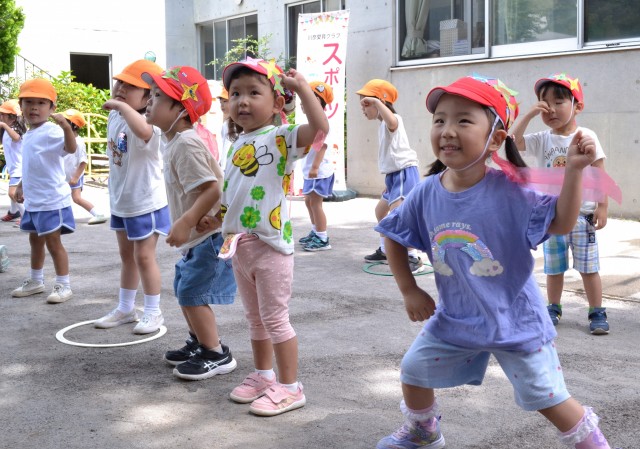 元気いっぱいに「つばめダンス」を踊る園児たち＝伊東市川奈の川奈愛育クラブ