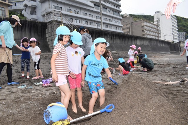 砂浜で伸び伸びと遊ぶひがしいず幼稚園の園児たち＝東伊豆町の熱川海岸