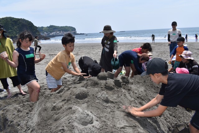 砂の造形を楽しむ子どもたち＝河津町の今井浜海岸