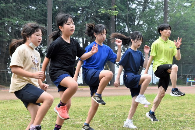 運動能力向上を目指して陸上教室で汗を流す子どもたち＝東伊豆町の稲取高グラウンド