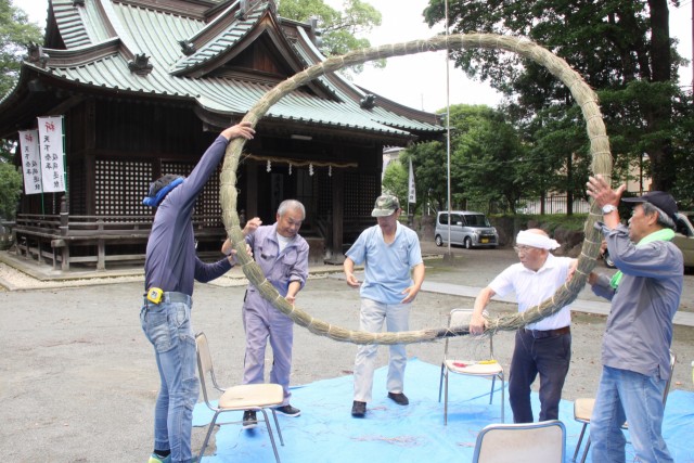 夏越の祓に向けて茅の輪作りを進めるメンバー＝伊豆の国市田京の広瀬神社