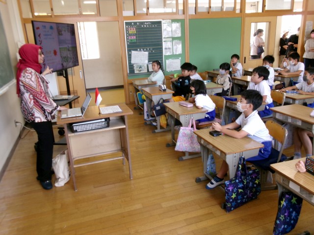 「スペシャル・イングリッシュデー」でインドネシアに関する授業を受ける３年生＝函南町の東小（２１日、写真の一部を加工しました）